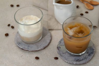  Masada dondurma ve dondurma ile buzlu kahve.