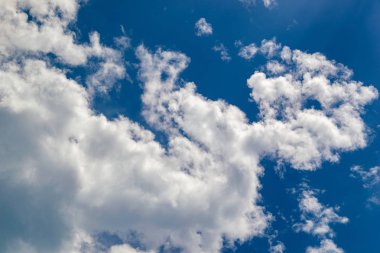 Mavi gökyüzündeki hava bulutları. Doğa arka plan . Mavi gökyüzü arka planı olan bulut.
