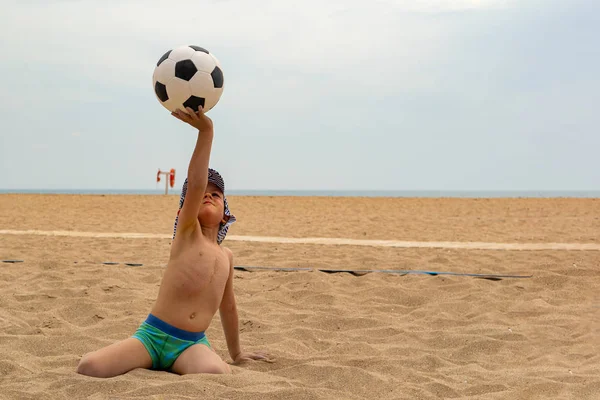 Niño Juega Fútbol Playa Concepto Deporte Estilo Vida Saludable Aire — Foto de Stock