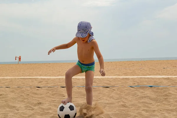 Niño Juega Fútbol Playa Concepto Deporte Estilo Vida Saludable Aire — Foto de Stock