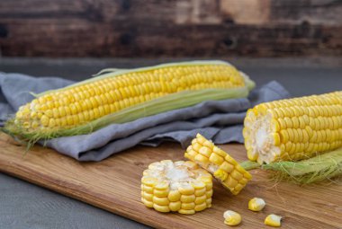 Tatlı mısır organik, taze mısır ahşap kutularda toplanan . Mısır hasadı, mısır üretimi, organik tarım, gıda üretimi ve sebze cilik.