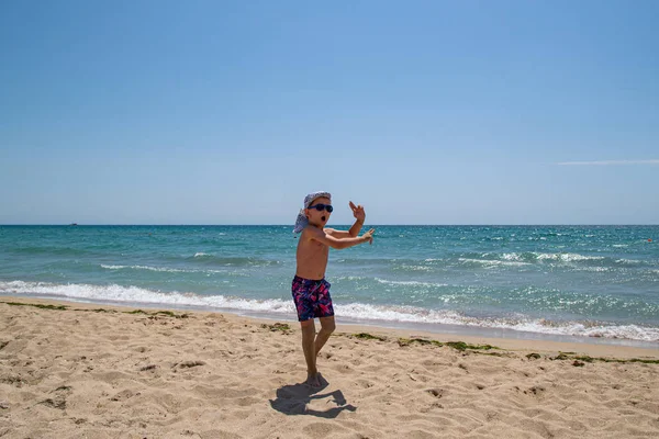 Niño Bailando Saltando Playa Concepto Unas Vacaciones Familia — Foto de Stock