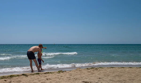 Padre Hijo Playa Día Despejado Gente Divierte Aire Libre Concepto — Foto de Stock