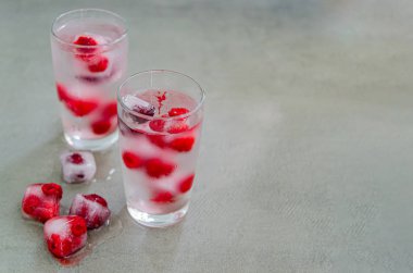 Buzlu yaz ahududu içeceği. Taze ahududu ile berry içecek, bir bardak buz limonata. Kopyalama alanı.