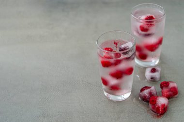 Buzlu yaz ahududu içeceği. Taze ahududu ile berry içecek, bir bardak buz limonata. Kopyalama alanı.