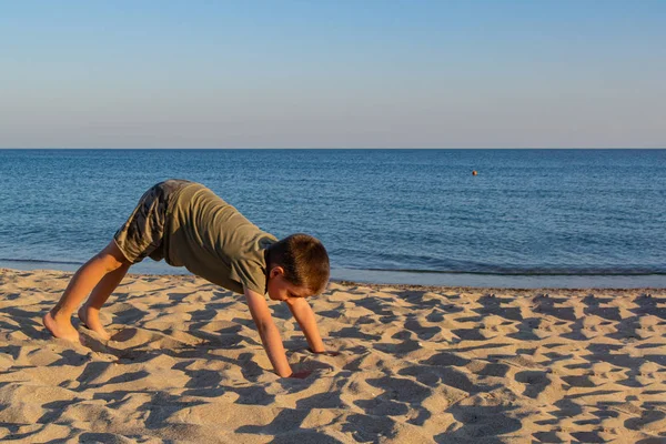 Niño Deportista Hace Yoga Medita Playa Playa Arena Tranquila Tranquila — Foto de Stock
