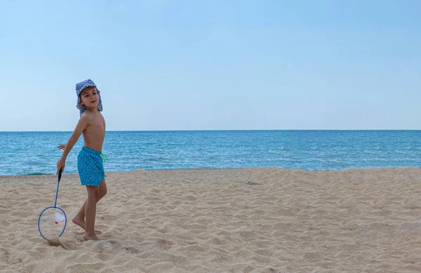 Niño Juega Con Una Raqueta Bádminton Trasbordador Playa Concepto Unas — Foto de Stock