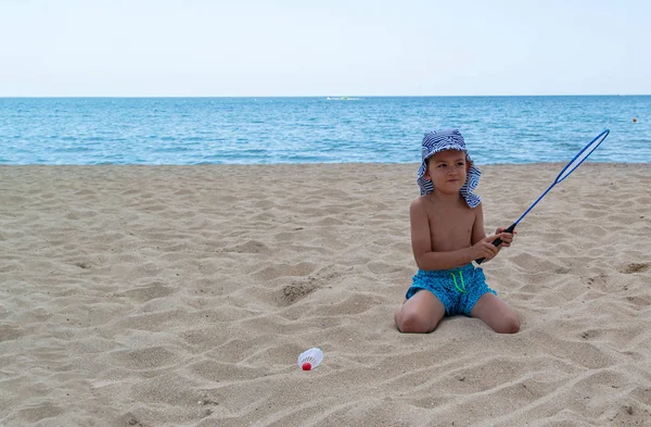 Niño Juega Con Una Raqueta Bádminton Trasbordador Playa Concepto Unas — Foto de Stock