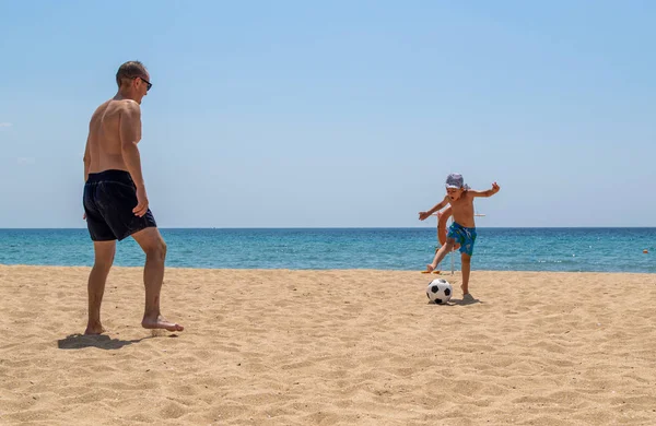 Padre Hijo Juegan Fútbol Playa Concepto Deporte Estilo Vida Saludable — Foto de Stock