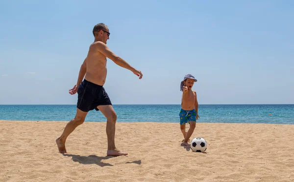 Padre Hijo Juegan Fútbol Playa Concepto Deporte Estilo Vida Saludable — Foto de Stock