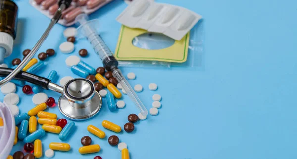 Begreppet Hälsa Och Medicin Blandade Farmaceutiska Tabletter Stetoskop Och Piller — Stockfoto