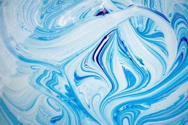 Boya karışık -mavi ve beyaz - doku. Anaokulunda veya evde boş zamanlarında çocuğun yaratıcı gelişimi. 