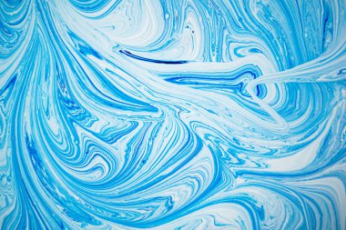 Boya karışık -mavi ve beyaz - doku. Anaokulunda veya evde boş zamanlarında çocuğun yaratıcı gelişimi. 