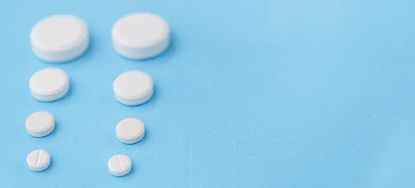 Vita Piller Blå Bakgrund Alternativa Homeopati Medicin Örter Eller Antibiotika — Stockfoto