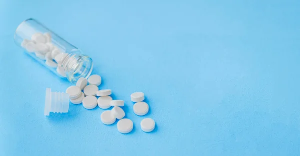 Vita Piller Och Glas Flaska Blå Bakgrund Alternativa Homeopati Örtmedicin — Stockfoto