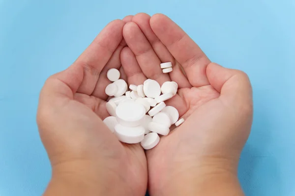 Piller Handen Blå Bakgrund Alternativa Homeopati Medicinalväxt Begreppet Hälsa Och — Stockfoto