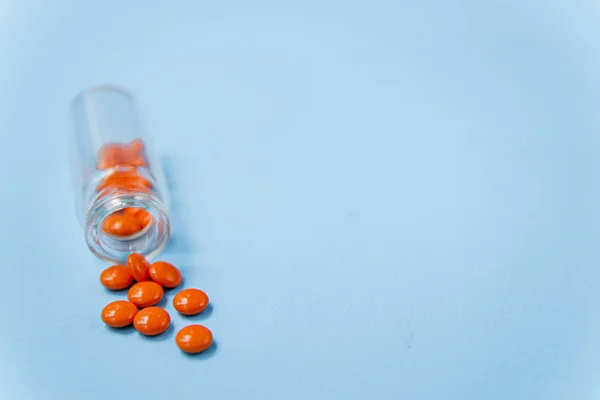 Piller Och Glas Flaska Blå Bakgrund Ett Alternativ Till Homeopati — Stockfoto