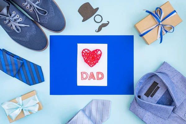 Achtergrond Van Vaderdag Een Geschenkdoos Schoenen Stropdas Shirt Vakantiedecoratie Een — Stockfoto