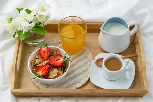 Petit Dejeuner Au Lit Plateau En Bois Avec Cafe Jus D Orange Fraises Et Muesli Bijoux A Fleurs Blanches Delicates Gris Boulangerie Stock Photo Petit Dejeuner Au Lit Plateau En Bois Avec Cafe Jus D Orange Fraises Et Muesli Bijoux A Fleurs Blanches Delicates Gris Boulangerie Stock Photo