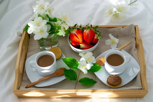Petit Dejeuner Au Lit Pour Deux Plateau En Bois Avec Cafe Fraises Et Biscuits Bijoux Avec Des Fleurs Blanches Delicates Belle Lumiere Du Soleil Voyages Fille Stock Photo Petit Dejeuner Au Lit Pour Deux Plateau En Bois Avec Cafe Fraises Et Biscuits Bijoux Avec Des Fleurs Blanches Delicates Belle Lumiere Du Soleil Voyages Fille Stock Photo