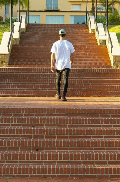 Człowiek wspinaczka po schodach, które symbolizuje dzieje się w trudny sposób — Zdjęcie stockowe