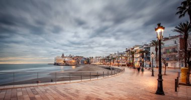 Barcelona, İspanya yakınındaki sitges şehrinde san sebastian playa gün batımı.