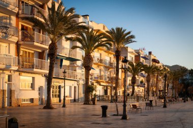 Sitges, Ispanya 'nın Catalunya kentinde yer alan bir şehirdir. Plajlar ve gece hayatı ile ünlüdür..