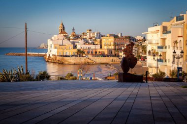 Sitges, Ispanya 'nın Catalunya kentinde yer alan bir şehirdir. Plajlar ve gece hayatı ile ünlüdür..