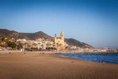 Sitges, Ispanya 'nın Catalunya kentinde yer alan bir şehirdir. Plajlar ve gece hayatı ile ünlüdür..