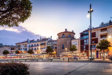 Gün batımında deniz kenarında Cambrils gezinti alanı