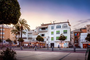 Yaz mevsiminde Cambrils limanı