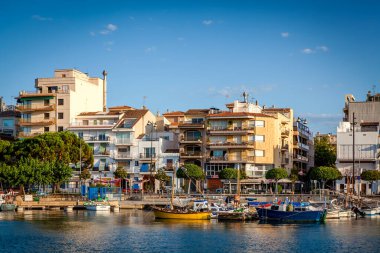 Gün batımında Cambrils şehir manzarası, limandan canlı yayın