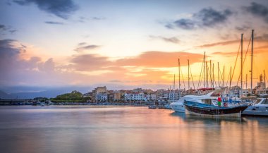 Gün batımında Cambrils şehir manzarası, limandan canlı yayın