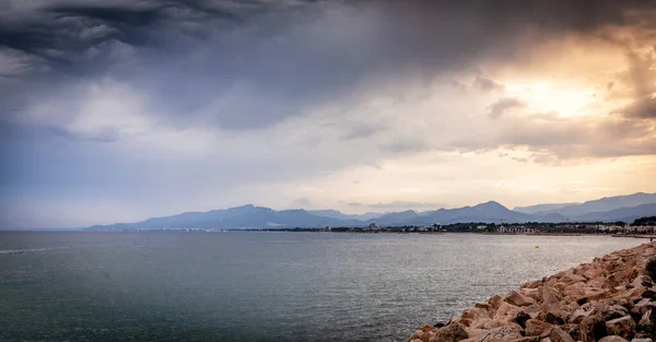 Gün Batımında Deniz Kenarındaki Kameralar — Stok fotoğraf