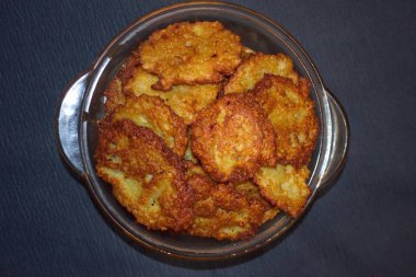 Tabakta kızarmış patates gözlemesi.