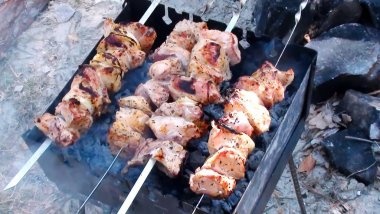 kömür de pişirilen şiş kebap