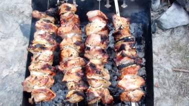 kömür de pişirilen şiş kebap