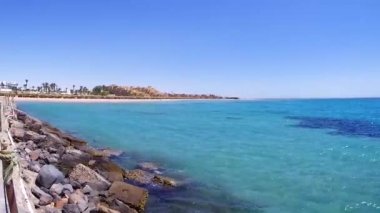 Kızıldeniz'in kıyısı. Kum plajı. Sahil.