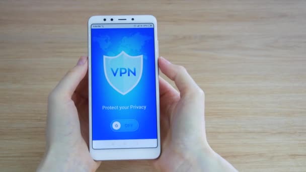 VPN. sanal özel ağ. Akıllı telefonda VPN 'i açma. Veri şifrelemesi. IP yerine. Siber güvenlik ve gizlilik. Kişisel veri koruması. Gizlilik Koruması. — Stok video