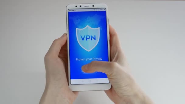 VPN. virtueel particulier netwerk. Het inschakelen van VPN op de smartphone. Gegevenscodering. IP vervangen. Cyber beveiliging en privacy. Bescherming van persoonsgegevens. Bescherming van de privacy. — Stockvideo