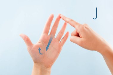 Fingerspelling alfabesi. Sağır ve dilsiz Bsl Alfabe harf J gösterilen mavi arka plan üzerinde izole eller.