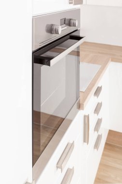 Modern en az ev beyaz yeni mutfak modern yerleşik fırın. 