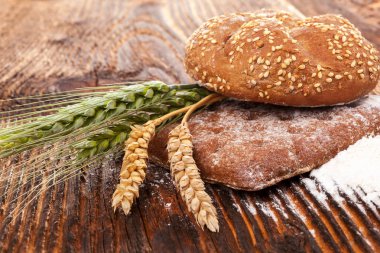 Buğday ve arpa ahşap masa üzerinde taze pastane pasta.