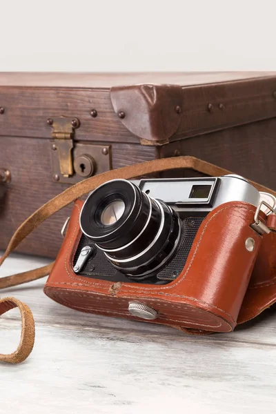Câmera Velha Com Caixa Retro Mala Vintage Mesa Madeira — Fotografia de Stock