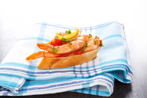 Appetizer Canape Dengan Udang Atas Kain Mediterania Seafood Makan — Stok Foto