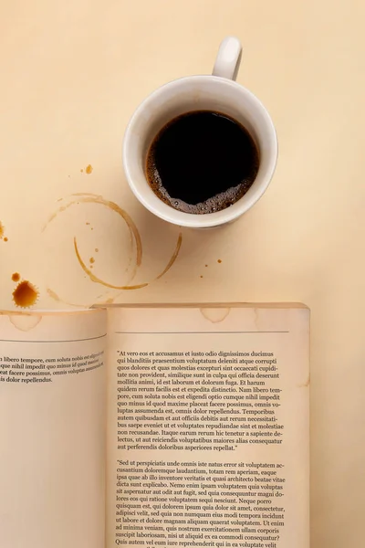 Xícara Café Livro Velho Sobre Mesa Bege Com Manchas Cima — Fotografia de Stock