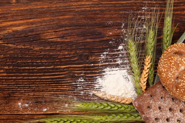 全粒大麦と小麦のスパイク上から木製のテーブルにお菓子 — ストック写真