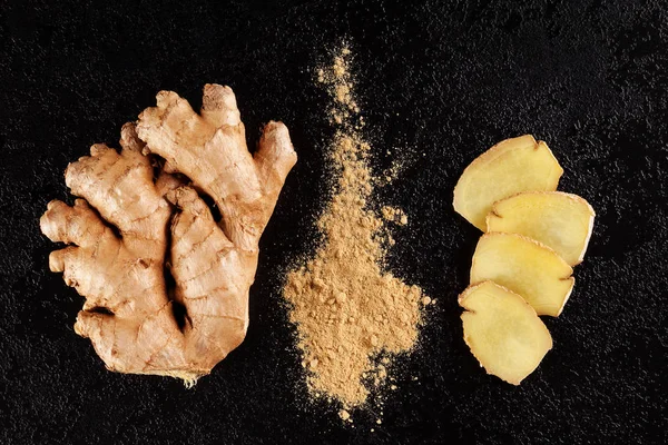 Fräsch Och Mald Ingefära Krydda Svart Bakgrund Naturläkemedel — Stockfoto