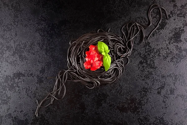 Schwarze Tintenfischspaghetti Mit Basilikum Und Tomaten Von Oben Auf Dunkler — Stockfoto