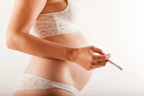 Kobieta Ciąży Palenia Papierosów Białym Tle — Zdjęcie stockowe